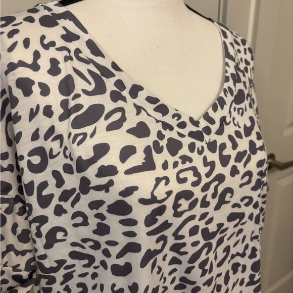Cheetah Print grey and white v-neck tee size XL - Picture 5 of 8